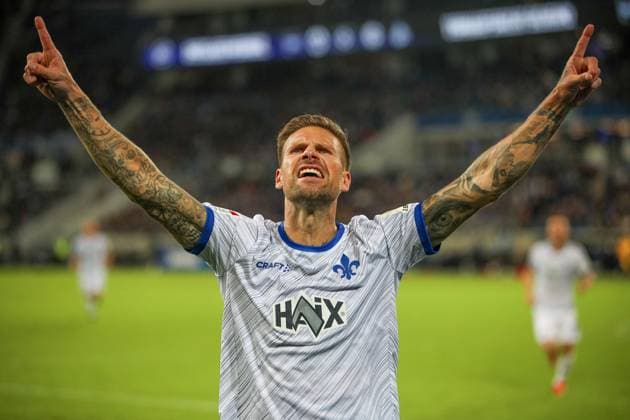 Das 2:3 durch Tobias Kempe (SV Darmstadt 98, 11) Karlsruher SC vs. SV Darmstadt 98, Fussball, 2. Liga, 8. Spieltag, 2024 2025, 04.10.2024 , DFL REGULATIONS PROHIBIT ANY USE OF PHOTOGRAPHS AS IMAGE SEQUENCES AND OR QUASI-VIDEO. Karlsruher SC vs. SV Darmstadt 98, Fussball, 2. Liga, 8. Spieltag, 2024 2025, 04.10.2024 Karlsruhe