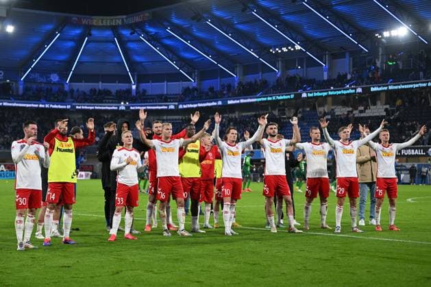 Paderborn, Home Deluxe Arena, 04.10.24, GER, Herren, 2.Bundesliga, Saison 2024-2025, SC Paderborn 07 - SSV Jahn Regensburg Bild: Regensburger Spieler unzufrieden vor Fankurve, Fans, Fanblock Only for editorial use! DFL regulations prohibit any use of photographs as image sequences and or quasi-video. NRW Deutschland
