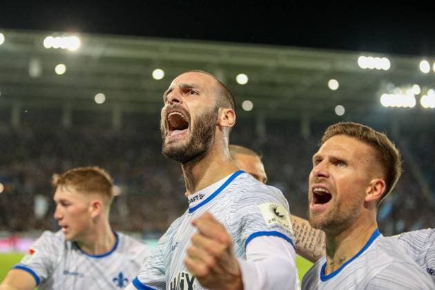 Jubel mit den Fans ueber das 2:3 Aleksandar Vukotic (SV Darmstadt 98, 20) Tobias Kempe (SV Darmstadt 98, 11) Karlsruher SC vs. SV Darmstadt 98, Fussball, 2. Liga, 8. Spieltag, 2024 2025, 04.10.2024 , DFL REGULATIONS PROHIBIT ANY USE OF PHOTOGRAPHS AS IMAGE SEQUENCES AND OR QUASI-VIDEO. Karlsruher SC vs. SV Darmstadt 98, Fussball, 2. Liga, 8. Spieltag, 2024 2025, 04.10.2024 Karlsruhe