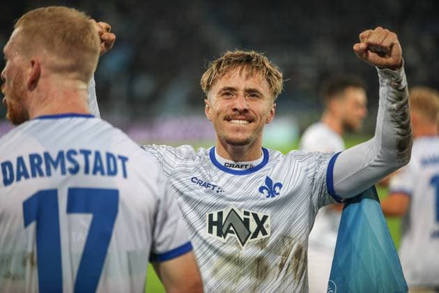 Jubel bei Luca Marseiler (SV Darmstadt 98, 08) Kai Klefisch (SV Darmstadt 98, 17) Karlsruher SC vs. SV Darmstadt 98, Fussball, 2. Liga, 8. Spieltag, 2024 2025, 04.10.2024 , DFL REGULATIONS PROHIBIT ANY USE OF PHOTOGRAPHS AS IMAGE SEQUENCES AND OR QUASI-VIDEO. Karlsruher SC vs. SV Darmstadt 98, Fussball, 2. Liga, 8. Spieltag, 2024 2025, 04.10.2024 Karlsruhe
