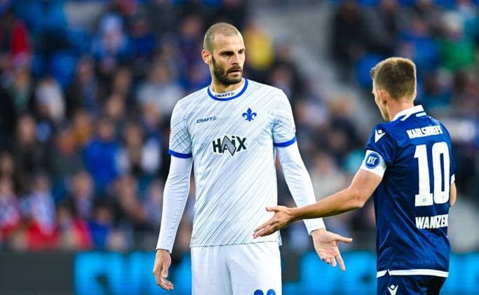 Aleksandar Vukotic (SV Darmstadt 98) gestikuliert und wirkt frustriert, 2. Bundesliga, Karlsruher SC vs SV Darmstadt 98, BBBank Wildpark am 04. October 2024 in Karlsruhe, Deutschland. (Foto von Silas Schueller DeFodi Images) Aleksandar Vukotic (SV Darmstadt 98) gestures and looks frustrated, 2. Bundesliga, Karlsruher SC vs SV Darmstadt 98, BBBank Wildpark on October 4, 2024 in Karlsruhe, Germany. (Photo by Silas Schueller DeFodi Images) Defodi-738_738_KSCSVD_20241004_127