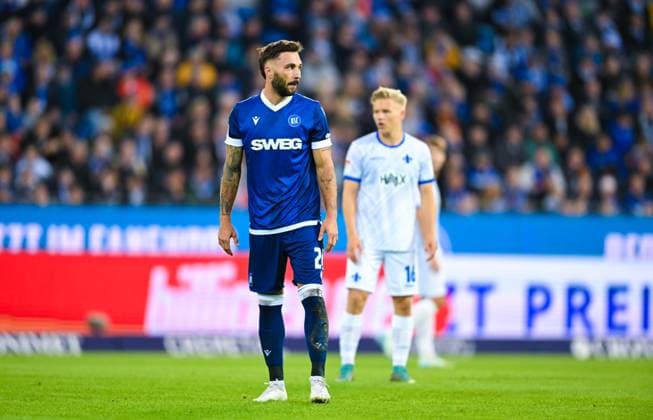 Fabian Schleusener (Karlsruher SC) schaut zu, 2. Bundesliga, Karlsruher SC vs SV Darmstadt 98, BBBank Wildpark am 04. October 2024 in Karlsruhe, Deutschland. (Foto von Silas Schueller DeFodi Images) Fabian Schleusener (Karlsruher SC) looks on, 2. Bundesliga, Karlsruher SC vs SV Darmstadt 98, BBBank Wildpark on October 4, 2024 in Karlsruhe, Germany. (Photo by Silas Schueller DeFodi Images) Defodi-738_738_KSCSVD_20241004_729