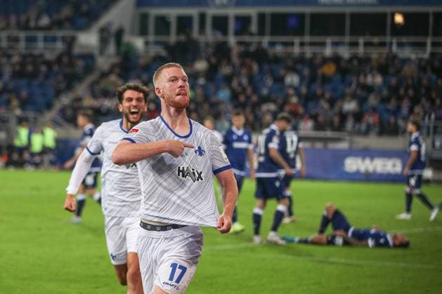 Aberkanntes Tor von Kai Klefisch (SV Darmstadt 98, 17) Fraser Hornby (SV Darmstadt 98, 09) Karlsruher SC vs. SV Darmstadt 98, Fussball, 2. Liga, 8. Spieltag, 2024 2025, 04.10.2024 , DFL REGULATIONS PROHIBIT ANY USE OF PHOTOGRAPHS AS IMAGE SEQUENCES AND OR QUASI-VIDEO. Karlsruher SC vs. SV Darmstadt 98, Fussball, 2. Liga, 8. Spieltag, 2024 2025, 04.10.2024 Karlsruhe