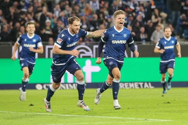 Dzenis Burnic ( Karlsruher SC, 07) mit dem 1:0 Budu Zivzivadze ( Karlsruher SC, 11) Karlsruher SC vs. SV Darmstadt 98, Fussball, 2. Liga, 8. Spieltag, 2024 2025, 04.10.2024 , DFL REGULATIONS PROHIBIT ANY USE OF PHOTOGRAPHS AS IMAGE SEQUENCES AND OR QUASI-VIDEO. Karlsruher SC vs. SV Darmstadt 98, Fussball, 2. Liga, 8. Spieltag, 2024 2025, 04.10.2024 Karlsruhe