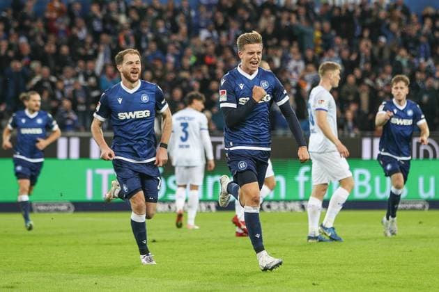 Das 1:0 durch Dzenis Burnic ( Karlsruher SC, 07) Budu Zivzivadze ( Karlsruher SC, 11) Karlsruher SC vs. SV Darmstadt 98, Fussball, 2. Liga, 8. Spieltag, 2024 2025, 04.10.2024 , DFL REGULATIONS PROHIBIT ANY USE OF PHOTOGRAPHS AS IMAGE SEQUENCES AND OR QUASI-VIDEO. Karlsruher SC vs. SV Darmstadt 98, Fussball, 2. Liga, 8. Spieltag, 2024 2025, 04.10.2024 Karlsruhe