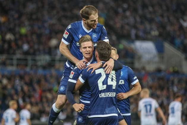 Das 1:0 durch Dzenis Burnic ( Karlsruher SC, 07) Fabian Schleusener ( Karlsruher SC, 24)Budu Zivzivadze ( Karlsruher SC, 11) Karlsruher SC vs. SV Darmstadt 98, Fussball, 2. Liga, 8. Spieltag, 2024 2025, 04.10.2024 , DFL REGULATIONS PROHIBIT ANY USE OF PHOTOGRAPHS AS IMAGE SEQUENCES AND OR QUASI-VIDEO. Karlsruher SC vs. SV Darmstadt 98, Fussball, 2. Liga, 8. Spieltag, 2024 2025, 04.10.2024 Karlsruhe