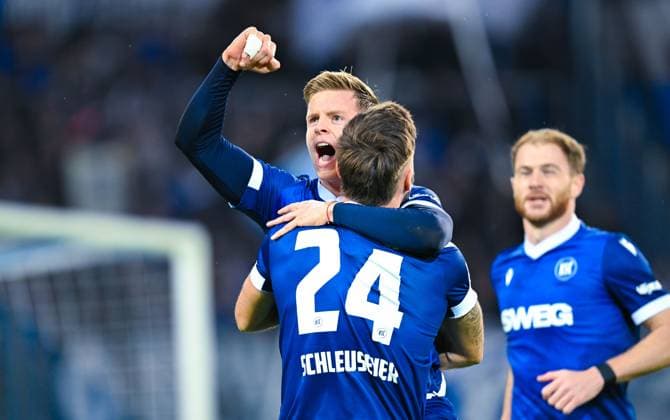 Dzenis Burnic (Karlsruher SC) bejubelt sein Tor mit Fabian Schleusener (Karlsruher SC) und Budu Zivzivadze (Karlsruher SC), 2. Bundesliga, Karlsruher SC vs SV Darmstadt 98, BBBank Wildpark am 04. October 2024 in Karlsruhe, Deutschland. (Foto von Silas Schueller DeFodi Images) Dzenis Burnic (Karlsruher SC) celebrates his goal with Fabian Schleusener (Karlsruher SC) and Budu Zivzivadze (Karlsruher SC), 2. Bundesliga, Karlsruher SC vs SV Darmstadt 98, BBBank Wildpark on October 4, 2024 in Karlsruhe, Germany. (Photo by Silas Schueller DeFodi Images) Defodi-738_738_KSCSVD_20241004_333