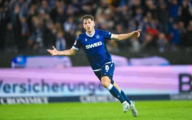 Leon Jensen (Karlsruher SC) bejubelt sein Tor, 2. Bundesliga, Karlsruher SC vs SV Darmstadt 98, BBBank Wildpark am 04. October 2024 in Karlsruhe, Deutschland. (Foto von Silas Schueller DeFodi Images) Leon Jensen (Karlsruher SC) celebrates his goal, 2. Bundesliga, Karlsruher SC vs SV Darmstadt 98, BBBank Wildpark on October 4, 2024 in Karlsruhe, Germany. (Photo by Silas Schueller DeFodi Images) Defodi-738_738_KSCSVD_20241004_369