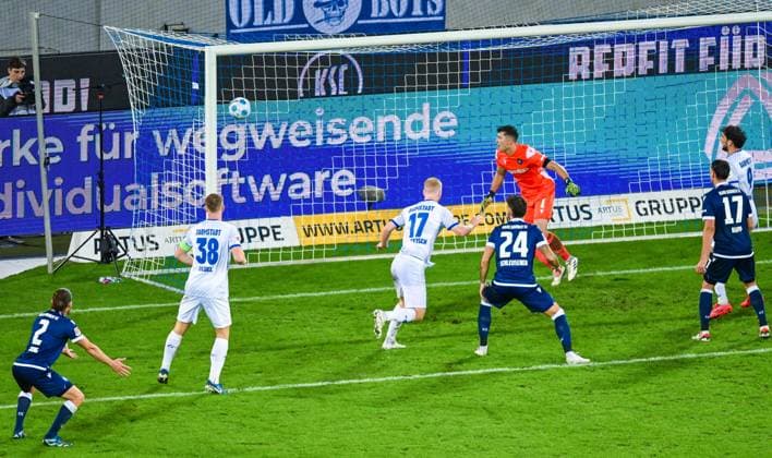 Kai Klefisch (SV Darmstadt 98) trifft gegen Torwart Max Weiss (Karlsruher SC) per Kopf ins Netz und erzielt das zweite Tor fuer seine Mannschaft, 2. Bundesliga, Karlsruher SC vs SV Darmstadt 98, BBBank Wildpark am 04. October 2024 in Karlsruhe, Deutschland. (Foto von Silas Schueller DeFodi Images) Kai Klefisch (SV Darmstadt 98) scores against Max Weiss (Karlsruher SC) for his team, 2. Bundesliga, Karlsruher SC vs SV Darmstadt 98, BBBank Wildpark on October 4, 2024 in Karlsruhe, Germany. (Photo by Silas Schueller DeFodi Images) Defodi-738_738_KSCSVD_20241004_406