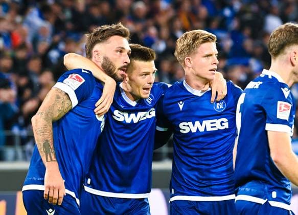 Fabian Schleusener (Karlsruher SC), Marvin Wanitzek (Karlsruher SC) und Dzenis Burnic (Karlsruher SC)ä bejubeln das erste Tor ihrer Mannschaft, 2. Bundesliga, Karlsruher SC vs SV Darmstadt 98, BBBank Wildpark am 04. October 2024 in Karlsruhe, Deutschland. (Foto von Silas Schueller DeFodi Images) Fabian Schleusener (Karlsruher SC), Marvin Wanitzek (Karlsruher SC) und Dzenis Burnic (Karlsruher SC)ä celebrate scoring their their first goal, 2. Bundesliga, Karlsruher SC vs SV Darmstadt 98, BBBank Wildpark on October 4, 2024 in Karlsruhe, Germany. (Photo by Silas Schueller DeFodi Images) Defodi-738_738_KSCSVD_20241004_264