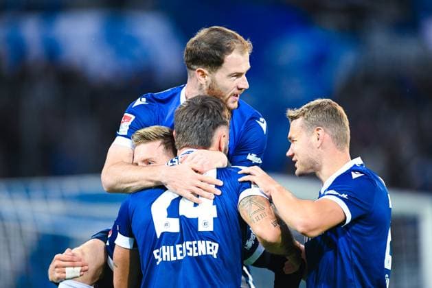Budu Zivzivadze (Karlsruher SC), Lasse Guenther (Karlsruher SC), Dzenis Burnic (Karlsruher SC) und Fabian Schleusener (Karlsruher SC) bejubeln das erste Tor ihrer Mannschaft, 2. Bundesliga, Karlsruher SC vs SV Darmstadt 98, BBBank Wildpark am 04. October 2024 in Karlsruhe, Deutschland. (Foto von Silas Schueller DeFodi Images) Budu Zivzivadze (Karlsruher SC), Lasse Guenther (Karlsruher SC), Dzenis Burnic (Karlsruher SC) und Fabian Schleusener (Karlsruher SC) celebrate scoring the the first goal by their team, 2. Bundesliga, Karlsruher SC vs SV Darmstadt 98, BBBank Wildpark on October 4, 2024 in Karlsruhe, Germany. (Photo by Silas Schueller DeFodi Images) Defodi-738_738_KSCSVD_20241004_335