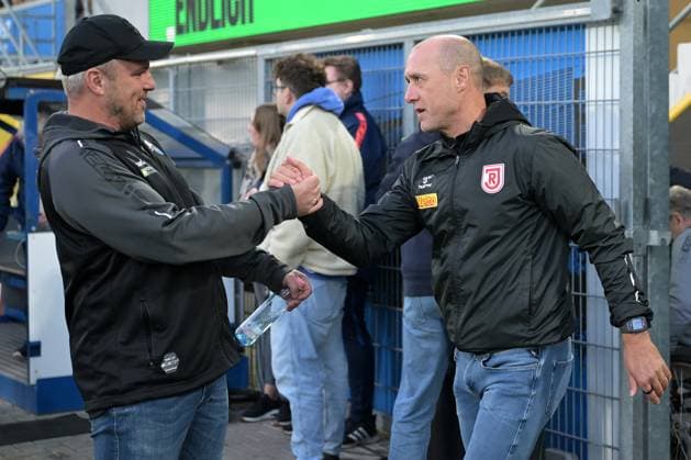 Paderborn, Home Deluxe Arena, 04.10.24, GER, Herren, 2.Bundesliga, Saison 2024-2025, SC Paderborn 07 - SSV Jahn Regensburg Bild: v.li. Trainer Lukas KWASNIOK (Paderborn) und Trainer Jo ENOCHS (Regensburg) Only for editorial use! DFL regulations prohibit any use of photographs as image sequences and or quasi-video. NRW Deutschland