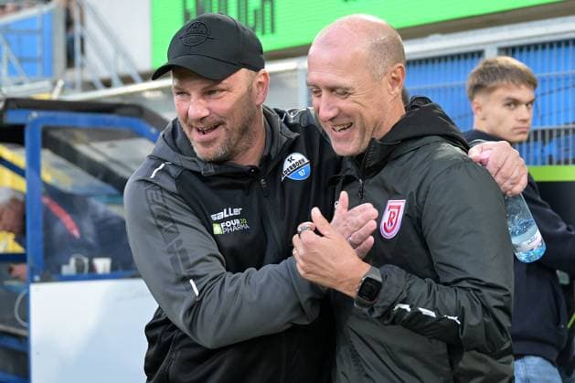 Paderborn, Home Deluxe Arena, 04.10.24, GER, Herren, 2.Bundesliga, Saison 2024-2025, SC Paderborn 07 - SSV Jahn Regensburg Bild: v.li. Trainer Lukas KWASNIOK (Paderborn) und Trainer Jo ENOCHS (Regensburg) Only for editorial use! DFL regulations prohibit any use of photographs as image sequences and or quasi-video. NRW Deutschland