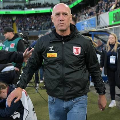 Paderborn, Home Deluxe Arena, 04.10.24, GER, Herren, 2.Bundesliga, Saison 2024-2025, SC Paderborn 07 - SSV Jahn Regensburg Bild: Trainer Jo ENOCHS (Regensburg) Only for editorial use! DFL regulations prohibit any use of photographs as image sequences and or quasi-video. NRW Deutschland