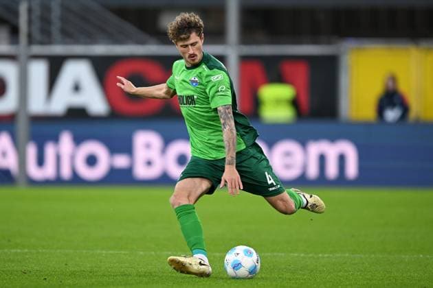 Paderborn, Home Deluxe Arena, 04.10.24, GER, Herren, 2.Bundesliga, Saison 2024-2025, SC Paderborn 07 - SSV Jahn Regensburg Bild: Calvin BRACKELMANN (Paderborn) Only for editorial use! DFL regulations prohibit any use of photographs as image sequences and or quasi-video. NRW Deutschland