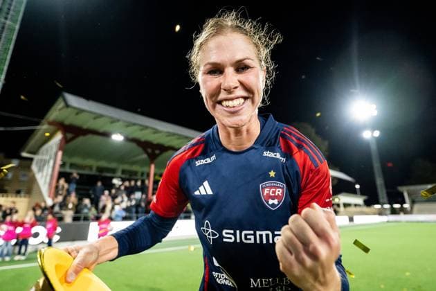 241004 FC Rosengards Rebecca Knaak jublar efter fotbollsmatchen i Damallsvenskan mellan FC Rosengard och Kristianstad den 4 oktober 2024 i Malmö. Copyright: PETTERxARVIDSON BB241004PA214