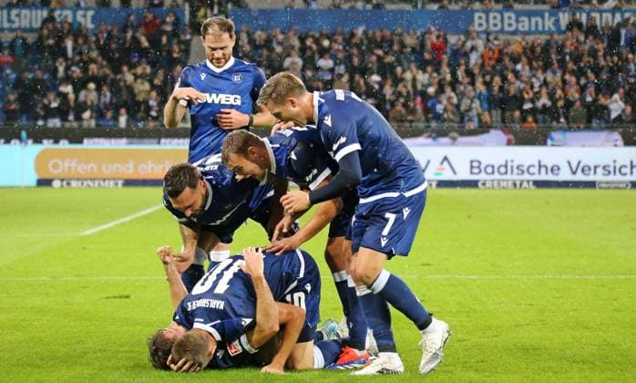 Bilder des Jahres 2024, Sport 10 Oktober Sport Themen der Woche KW40 Sport Bilder des Tages 04.10.2024, xmohx, Fussball 2.Bundesliga, Karlsruher SC - SV Darmstadt 98 emspor, v.l. Leon jensen (Karslruhe) bejubelt das 2-1 (DFL DFB REGULATIONS PROHIBIT ANY USE OF PHOTOGRAPHS as IMAGE SEQUENCES and or QUASI-VIDEO) Karlsruhe *** 04 10 2024, xmohx, Soccer 2 Bundesliga, Karlsruher SC SV Darmstadt 98 emspor, v l Leon jensen Karslruhe cheers the 2 1 DFL DFB REGULATIONS PROHIBIT ANY USE OF PHOTOGRAPHS as IMAGE SEQUENCES and or QUASI VIDEO Karlsruhe