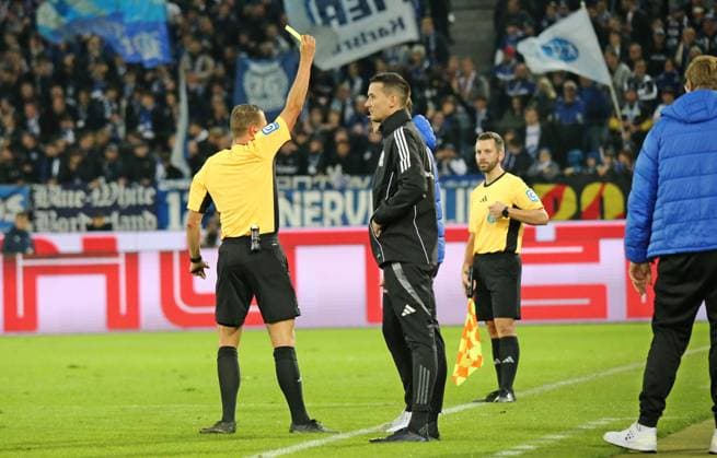 04.10.2024, xmohx, Fussball 2.Bundesliga, Karlsruher SC - SV Darmstadt 98 emspor, v.l. Schiedsrichter Florian Lechner zeigt Trainer Florian Kohfeldt (Darmstadt) die gelbe Karte (DFL DFB REGULATIONS PROHIBIT ANY USE OF PHOTOGRAPHS as IMAGE SEQUENCES and or QUASI-VIDEO) Karlsruhe