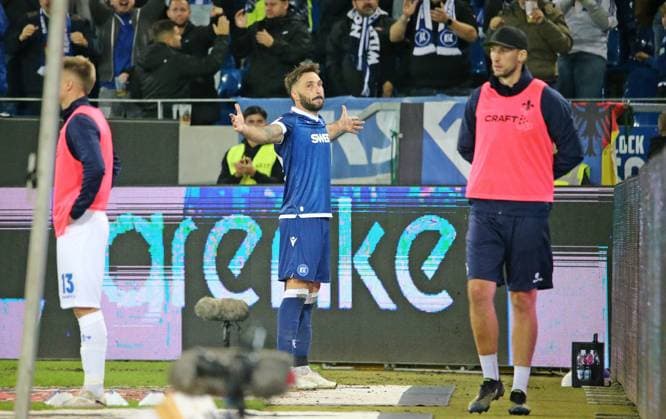 04.10.2024, xmohx, Fussball 2.Bundesliga, Karlsruher SC - SV Darmstadt 98 emspor, v.l. Fabian Schleusener (Karlsruhe) bejubelt das 3-3 (DFL DFB REGULATIONS PROHIBIT ANY USE OF PHOTOGRAPHS as IMAGE SEQUENCES and or QUASI-VIDEO) Karlsruhe