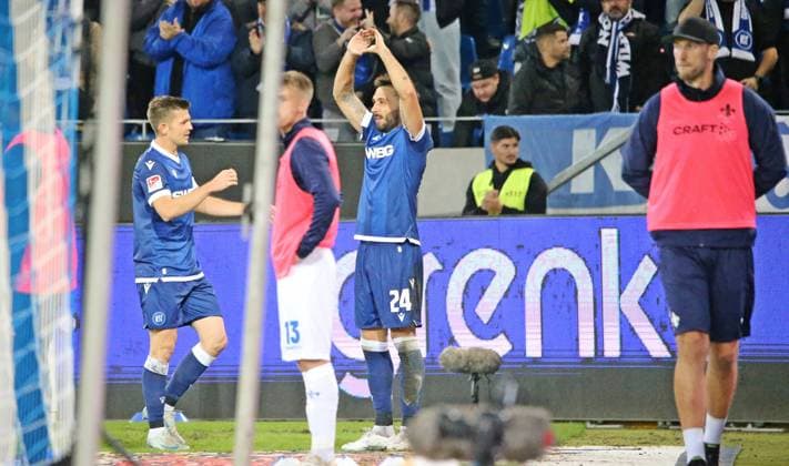 04.10.2024, xmohx, Fussball 2.Bundesliga, Karlsruher SC - SV Darmstadt 98 emspor, v.l. Fabian Schleusener (Karlsruhe) bejubelt das 3-3 gemeinsam mit Marvin Wanitzek (DFL DFB REGULATIONS PROHIBIT ANY USE OF PHOTOGRAPHS as IMAGE SEQUENCES and or QUASI-VIDEO) Karlsruhe