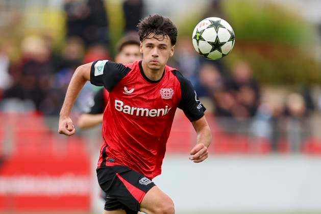 Kerim Alajbegovic (Bayer 04 Leverkusen) kontrolliert den Ball, UEFA Youth League 2024 25 League Phase MD2, Bayer 04 Leverkusen v AC Milan, Ulrich-Haberland-Stadion am 05. October 2024 in Leverkusen, Deutschland. (Foto von Marco Steinbrenner DeFodi Images) Kerim Alajbegovic (Bayer 04 Leverkusen) controls the ball, UEFA Youth League 2024 25 League Phase MD2, Bayer 04 Leverkusen v AC Milan, Ulrich-Haberland-Stadion, October 5, 2024 in Leverkusen, Germany. (Photo by Marco Steinbrenner DeFodi Images) Defodi-700_lev_milan_u19_20241001_141 *** Kerim Alajbegovic Bayer 04 Leverkusen controls the ball, UEFA Youth League 2024 25 League Phase MD2, Bayer 04 Leverkusen v AC Milan, Ulrich Haberland Stadion, October 05, 2024 in Leverkusen, Germany Photo by Marco Steinbrenner DeFodi Images Kerim Alajbegovic Bayer 04 Leverkusen controls the ball, UEFA Youth League 2024 25 League Phase MD2, Bayer 04 Leverkusen v AC Milan, Ulrich Haberland Stadion, October 5, 2024 in Leverkusen, Germany Photo by Marco Steinbrenner DeFodi Images Defodi 700 lev milan u19 20241001 141 Defodi-700