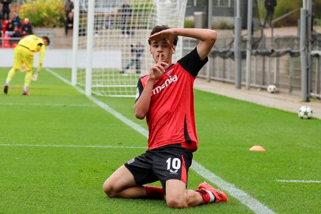 Kerim Alajbegovic (Bayer 04 Leverkusen) bejubelt seinen Treffer zum 2:0, UEFA Youth League 2024 25 League Phase MD2, Bayer 04 Leverkusen v AC Milan, Ulrich-Haberland-Stadion am 05. October 2024 in Leverkusen, Deutschland. (Foto von Marco Steinbrenner DeFodi Images) Kerim Alajbegovic (Bayer 04 Leverkusen) celebrates after scoring his teams second goal, UEFA Youth League 2024 25 League Phase MD2, Bayer 04 Leverkusen v AC Milan, Ulrich-Haberland-Stadion, October 5, 2024 in Leverkusen, Germany. (Photo by Marco Steinbrenner DeFodi Images) Defodi-700_lev_milan_u19_20241001_170 *** Kerim Alajbegovic Bayer 04 Leverkusen celebrates scoring his teams second goal, UEFA Youth League 2024 25 League Phase MD2, Bayer 04 Leverkusen v AC Milan, Ulrich Haberland Stadion, October 5, 2024 in Leverkusen, Germany Photo by Marco Steinbrenner DeFodi Images Kerim Alajbegovic Bayer 04 Leverkusen celebrates after scoring his teams second goal, UEFA Youth League 2024 25 League Phase MD2, Bayer 04 Leverkusen v AC Milan, Ulrich Haberland Stadion, October 5, 2024 in Leverkusen, Germany Photo by Marco Steinbrenner DeFodi Images Defodi 700 lev milan u19 20241001 170 Defodi-700