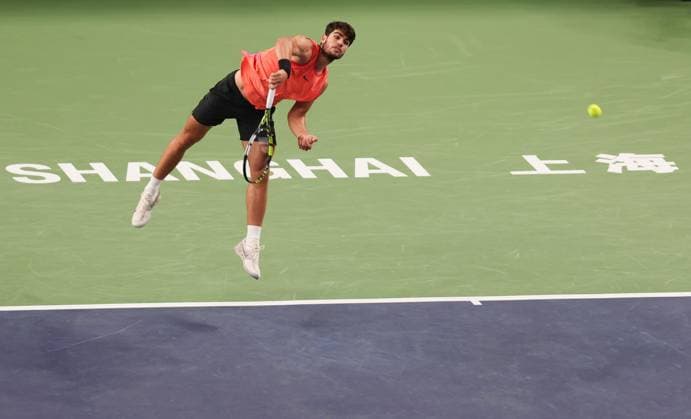 (241005) -- SHANGHAI, Oct. 5, 2024 -- Carlos Alcaraz serves during the men s singles round of 64 match between Carlos Alcaraz of Spain and Shang Juncheng of China at the ATP, Tennis Herren World Tour Shanghai Masters tennis tournament in Shanghai, east China, Oct. 5, 2024. ) (SP)CHINA-SHANGHAI-TENNIS-ATP TOUR-SHANGHAI MASTERS (CN) WangxXiang 