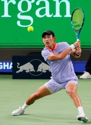 (241005) -- SHANGHAI, Oct. 5, 2024 -- Shang Juncheng hits a return during the men s singles round of 64 match between Carlos Alcaraz of Spain and Shang Juncheng of China at the ATP, Tennis Herren World Tour Shanghai Masters tennis tournament in Shanghai, east China, Oct. 5, 2024. ) (SP)CHINA-SHANGHAI-TENNIS-ATP TOUR-SHANGHAI MASTERS (CN) WangxXiang 