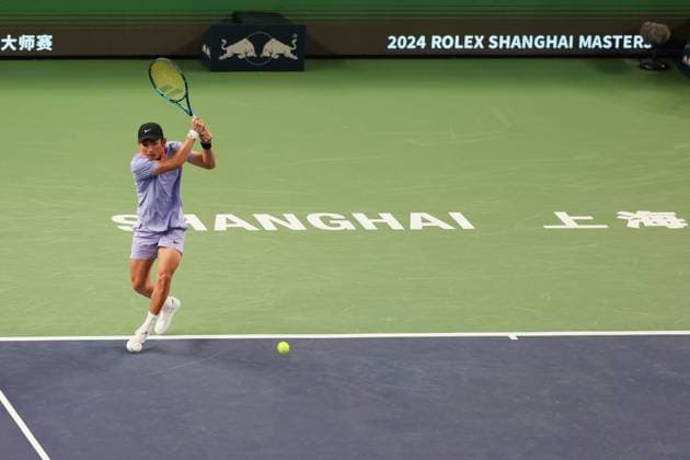 (241005) -- SHANGHAI, Oct. 5, 2024 -- Shang Juncheng hits a return during the men s singles round of 64 match between Carlos Alcaraz of Spain and Shang Juncheng of China at the ATP, Tennis Herren World Tour Shanghai Masters tennis tournament in Shanghai, east China, Oct. 5, 2024. ) (SP)CHINA-SHANGHAI-TENNIS-ATP TOUR-SHANGHAI MASTERS (CN) WangxXiang 