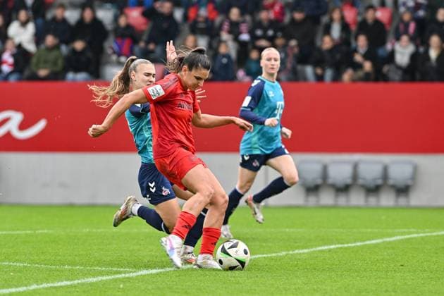Google Pixel Frauen-Bundesliga; FC Bayern München Frauen - 1. FC Köln Frauen; 05.10.2024 Jovana DAMNJAVOVIC (FCB 9) bei wird von Alena BIENZ (1. FC Koeln Frauen 11) beim Torschuss behindert Frauen Bundesliga: FC Bayern München Frauen - 1. FC Köln Frauen, FC Bayern Campus am 05.10.2024 Copyright: xBEAUTIFULxSPORTS Goldbergx