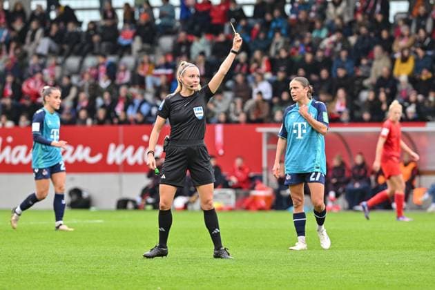Google Pixel Frauen-Bundesliga; FC Bayern München Frauen - 1. FC Köln Frauen; 05.10.2024 Schiedsrichterin Fabienne MICHEL zeigt die gelbe Karte Frauen Bundesliga: FC Bayern München Frauen - 1. FC Köln Frauen, FC Bayern Campus am 05.10.2024 Copyright: xBEAUTIFULxSPORTS Goldbergx