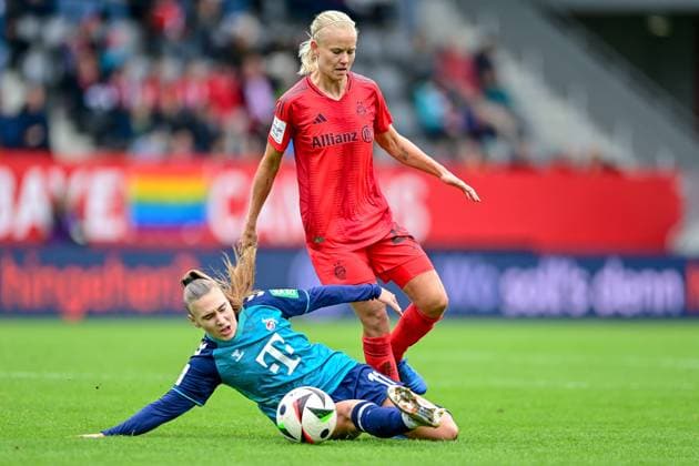 v.li.: Alena Bienz (Köln, 11) Pernille Harder (FC Bayern München, FCB, 21) im Zweikampf, Duell, duel, tackle, Dynamik, Action, Aktion, 05.10.2024, München (Deutschland), Fussball, Google Pixel Frauen-Bundesliga, FC Bayern München - 1. FC Köln, DFB DFL REGULATIONS PROHIBIT ANY USE OF PHOTOGRAPHS AS IMAGE SEQUENCES AND OR QUASI-VIDEO.