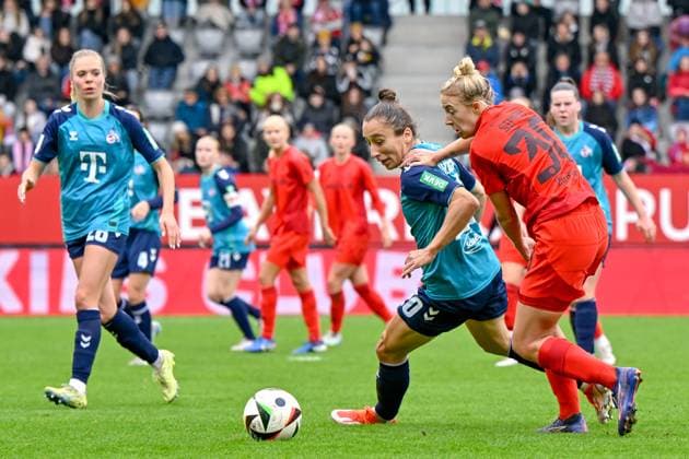 v.li.: Janina Hechler (Köln, 28) Sylwia Matysik (Köln, 20) Carolin Simon (FC Bayern München, FCB, 30) im Zweikampf, Duell, duel, tackle, Dynamik, Action, Aktion, 05.10.2024, München (Deutschland), Fussball, Google Pixel Frauen-Bundesliga, FC Bayern München - 1. FC Köln, DFB DFL REGULATIONS PROHIBIT ANY USE OF PHOTOGRAPHS AS IMAGE SEQUENCES AND OR QUASI-VIDEO.
