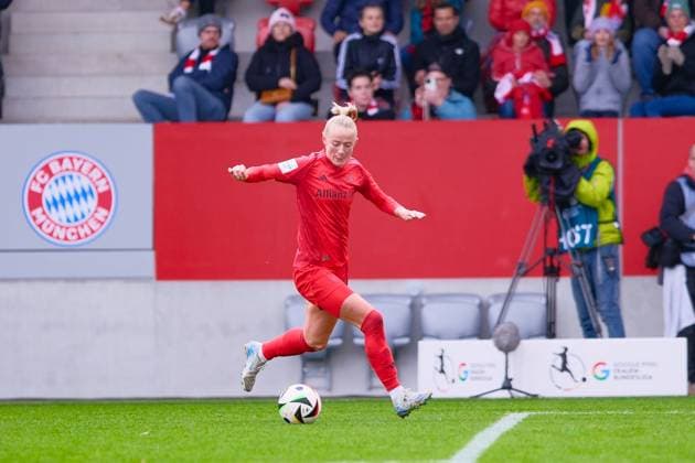 Lea Schüller (11, FC Bayern München) beim Spiel FC Bayern München v 1.FC Köln, Fußball, Google Pixel Frauen-Bundesliga 2024 2025, 5.Spieltag am 05.10.2024 in München, FC Bayern Campus. DFL and DFB regulations prohibit any use of photographs as image sequences and or quasi-video. Bayern Deutschland
