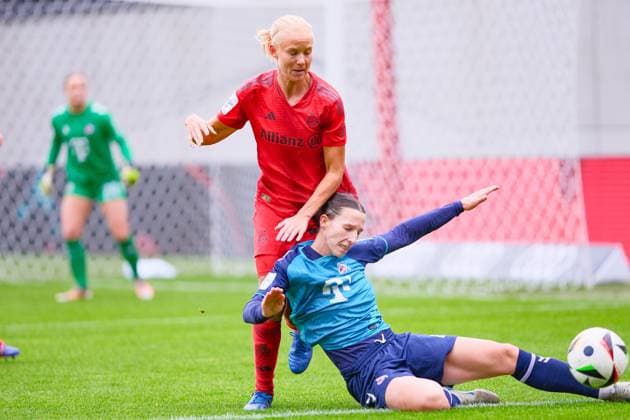 Pernille Harder (21, FC Bayern München) und Agrez Sara (4, 1.FC Köln) beim Spiel FC Bayern München v 1.FC Köln, Fußball, Google Pixel Frauen-Bundesliga 2024 2025, 5.Spieltag am 05.10.2024 in München, FC Bayern Campus. DFL and DFB regulations prohibit any use of photographs as image sequences and or quasi-video. Bayern Deutschland