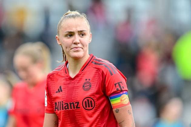 Georgia Stanway (FC Bayern München, FCB, 31) geht zur Halbzeit enttäuscht in die Kabine, enttäuscht schauend, Enttäuschung, Frustration, disappointed, pessimistisch, 05.10.2024, München (Deutschland), Fussball, Google Pixel Frauen-Bundesliga, FC Bayern München - 1. FC Köln, DFB DFL REGULATIONS PROHIBIT ANY USE OF PHOTOGRAPHS AS IMAGE SEQUENCES AND OR QUASI-VIDEO.