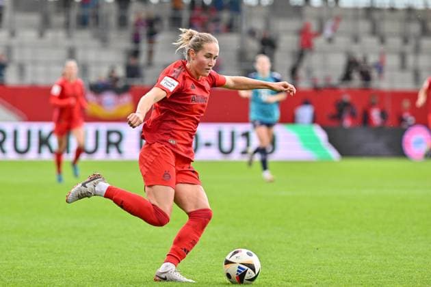 Google Pixel Frauen-Bundesliga; FC Bayern München Frauen - 1. FC Köln Frauen; 05.10.2024 am Ball Sydney LOHMANN (FCB 12) Freisteller Einzelfoto Frauen Bundesliga: FC Bayern München Frauen - 1. FC Köln Frauen, FC Bayern Campus am 05.10.2024 Copyright: xBEAUTIFULxSPORTS Goldbergx