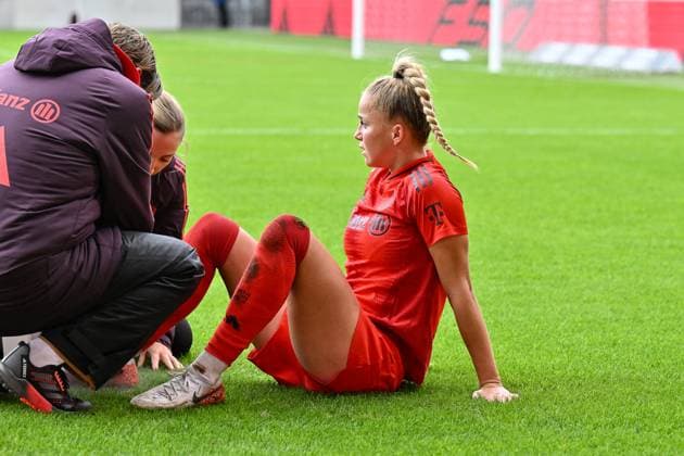 Google Pixel Frauen-Bundesliga; FC Bayern München Frauen - 1. FC Köln Frauen; 05.10.2024 der angeschlagene Giulia GWINN (FCB 7) wird behandelt verletzt Frauen Bundesliga: FC Bayern München Frauen - 1. FC Köln Frauen, FC Bayern Campus am 05.10.2024 Copyright: xBEAUTIFULxSPORTS Goldbergx