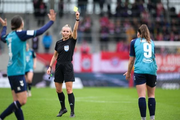Fußball, Google Pixel Frauen Bundesliga, 20241005, FC Bayern München - 1. FC Köln. Im Bild gelbe Karte, v.l. Schiedsrichterin Fabienne MICHEL, Adriana ACHCINSKA (1. FC Köln, 9). München FC Bayern Campus Bayern Deutschland Copyright: Passion2Press MarkusxFischerx