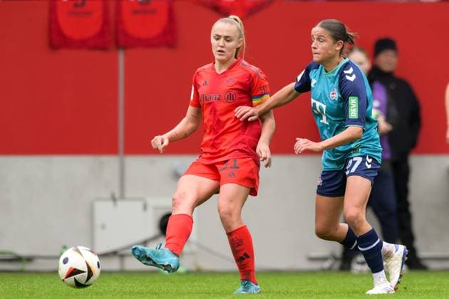 Fußball, Google Pixel Frauen Bundesliga, 20241005, FC Bayern München - 1. FC Köln. Im Bild v.l. Georgia STANWAY (FC Bayern München Frauen, 31), Laura FEIERSINGER (1. FC Köln, 27). München FC Bayern Campus Bayern Deutschland Copyright: Passion2Press MarkusxFischerx
