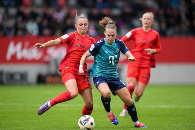 Fußball, Google Pixel Frauen Bundesliga, 20241005, FC Bayern München - 1. FC Köln. Im Bild v.l. Samantha KERR (FC Bayern München Frauen, 26), Dora ZELLER (1. FC Köln, 19). München FC Bayern Campus Bayern Deutschland Copyright: Passion2Press MarkusxFischerx