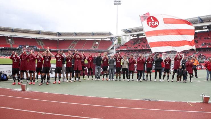 Sport Themen der Woche KW40 05.10.2024 - Fussball - Saison 2024 2025 - 2. Fussball - Bundesliga - 08. Spieltag: 1. FC Nürnberg FCN ( Club ) - SC Preußen 06 e. V. Münster SCP06 - Sportfoto Zink DaMa - xdaxmax - DFL regulations prohibit any use of photographs as image sequences and or quasi-video - only for editorial use - Jubel Freude nach Spielende - Mannschaft Team des FCN bedankt sich bei Clubfan Clubfans FCN-Fans Fans - applaudiert klatscht in die Hände *** 05 10 2024 Soccer Season 2024 2025 2 Soccer Bundesliga 08 Matchday 1 FC Nürnberg FCN Club SC Preußen 06 e V Münster SCP06 Sportfoto Zink DaMa xdaxmax DFL regulations prohibit any use of photographs as image sequences and or quasi video only for editorial use Jubel Freude nach Spielende Mannschaft Team des FCN dank sich bei Clubfan Clubfans FCN Fans applauding clapping their hands