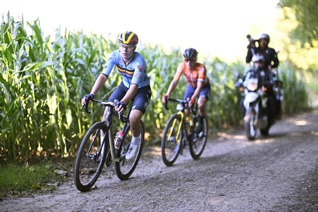 Sport Bilder des Tages Belgian Lotte Kopecky and Dutch Marianne Vos pictured in action during the women elite race at the UCI World Gravel Championships, Saturday 05 October 2024, in Leuven. JASPERxJACOBS  x101957950x