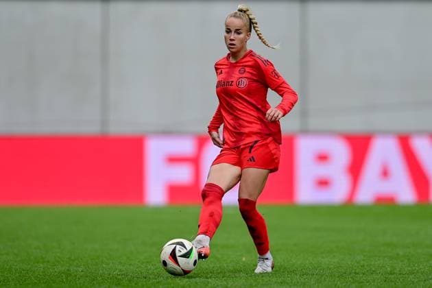Giulia Gwinn (FC Bayern München, FCB, 7) am Ball, Freisteller, Ganzkörper, Einzelbild, Aktion, Action, 05.10.2024, München (Deutschland), Fussball, Google Pixel Frauen-Bundesliga, FC Bayern München - 1. FC Köln, DFB DFL REGULATIONS PROHIBIT ANY USE OF PHOTOGRAPHS AS IMAGE SEQUENCES AND OR QUASI-VIDEO.