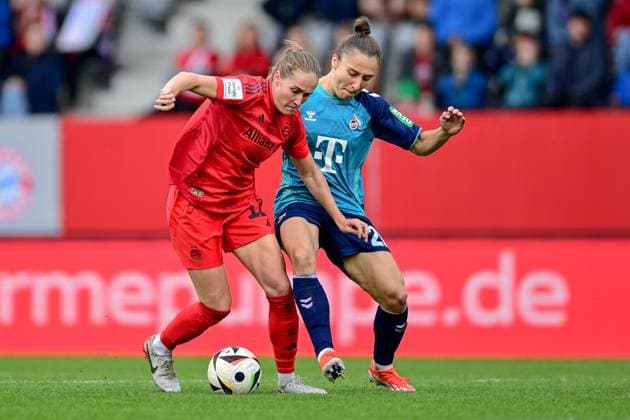 v.li.: Sydney Lohmann (FC Bayern München, FCB, 12) Sylwia Matysik (Köln, 20) im Zweikampf, Duell, duel, tackle, Dynamik, Action, Aktion, 05.10.2024, München (Deutschland), Fussball, Google Pixel Frauen-Bundesliga, FC Bayern München - 1. FC Köln, DFB DFL REGULATIONS PROHIBIT ANY USE OF PHOTOGRAPHS AS IMAGE SEQUENCES AND OR QUASI-VIDEO.