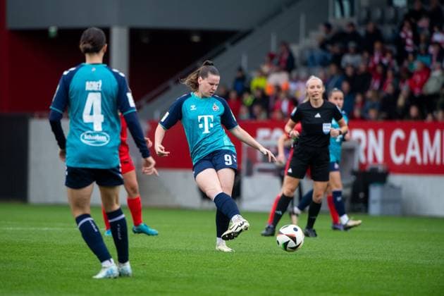 Adriana Achcinska (FC Koeln, 09) am Ball, GER, FC Bayern Muenchen vs 1. FC Koeln, Fussball Google Pixel Frauen Bundesliga, 5. Spieltag, Saison 2024 2025, 05.10.2024 DFB regulations prohibit any use of photographs as image sequences and or quasi-video GER, FC Bayern Muenchen vs 1. FC Koeln, Fussball Google Pixel Frauen Bundesliga, 5. Spieltag, Saison 2024 2025, 05.10.2024 Muenchen Copyright: xEibner-Pressefoto Memmlerx EP_MMR