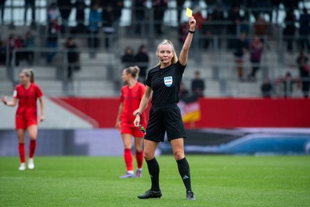 Schiedsrichterin Fabienne Michel zeigt die gelbe Karte, GER, FC Bayern Muenchen vs 1. FC Koeln, Fussball Google Pixel Frauen Bundesliga, 5. Spieltag, Saison 2024 2025, 05.10.2024 DFB regulations prohibit any use of photographs as image sequences and or quasi-video GER, FC Bayern Muenchen vs 1. FC Koeln, Fussball Google Pixel Frauen Bundesliga, 5. Spieltag, Saison 2024 2025, 05.10.2024 Muenchen Copyright: xEibner-Pressefoto Memmlerx EP_MMR