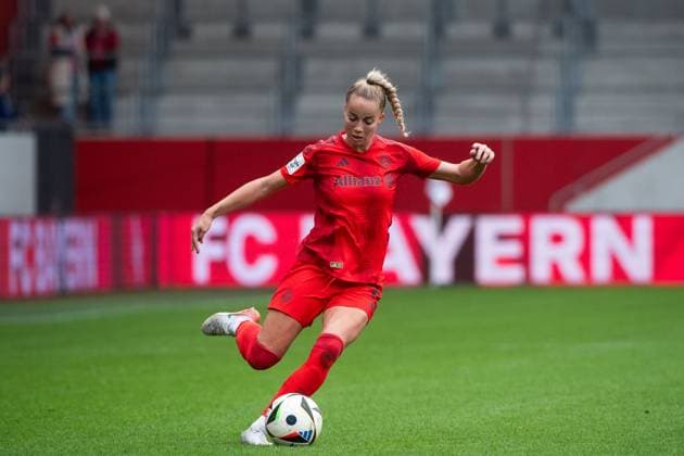 Giulia Gwinn (FC Bayern Muenchen, 07) am Ball, GER, FC Bayern Muenchen vs 1. FC Koeln, Fussball Google Pixel Frauen Bundesliga, 5. Spieltag, Saison 2024 2025, 05.10.2024 DFB regulations prohibit any use of photographs as image sequences and or quasi-video GER, FC Bayern Muenchen vs 1. FC Koeln, Fussball Google Pixel Frauen Bundesliga, 5. Spieltag, Saison 2024 2025, 05.10.2024 Muenchen Copyright: xEibner-Pressefoto Memmlerx EP_MMR