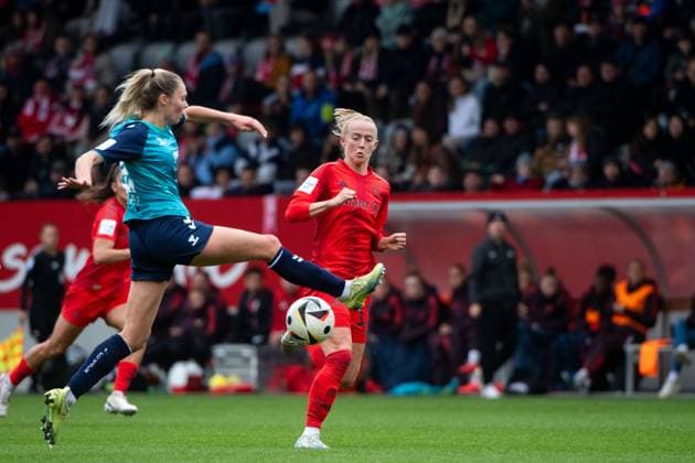 Lea Schueller (FC Bayern Muenchen, 11) im Zweikampf mit Janina Hechler (FC Koeln, 28), GER, FC Bayern Muenchen vs 1. FC Koeln, Fussball Google Pixel Frauen Bundesliga, 5. Spieltag, Saison 2024 2025, 05.10.2024 DFB regulations prohibit any use of photographs as image sequences and or quasi-video GER, FC Bayern Muenchen vs 1. FC Koeln, Fussball Google Pixel Frauen Bundesliga, 5. Spieltag, Saison 2024 2025, 05.10.2024 Muenchen Copyright: xEibner-Pressefoto Memmlerx EP_MMR