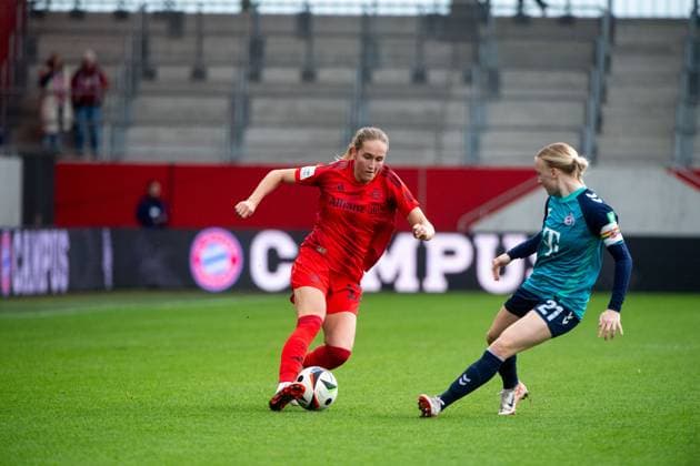 Sydney Lohmann (FC Bayern Muenchen, 12) im Zweikampf mit Anna Gerhardt (FC Koeln, 21), GER, FC Bayern Muenchen vs 1. FC Koeln, Fussball Google Pixel Frauen Bundesliga, 5. Spieltag, Saison 2024 2025, 05.10.2024 DFB regulations prohibit any use of photographs as image sequences and or quasi-video GER, FC Bayern Muenchen vs 1. FC Koeln, Fussball Google Pixel Frauen Bundesliga, 5. Spieltag, Saison 2024 2025, 05.10.2024 Muenchen Copyright: xEibner-Pressefoto Memmlerx EP_MMR